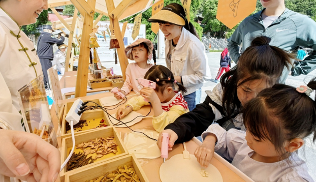 古建打卡熱度不減，“國(guó)潮養(yǎng)生”成假日新寵